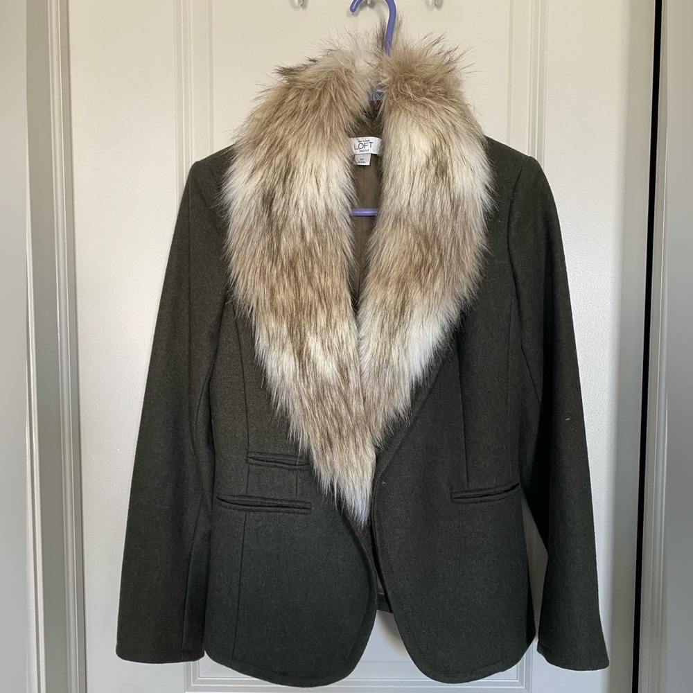 VGUC - Army green size 8P Loft blazer with removable fur collar